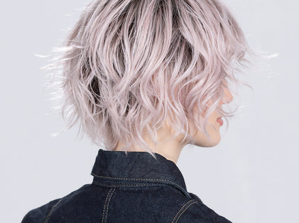 Peluca Cookie Mono Part de Ellen Wille en pastel rose rooted, fotografía 04 de la modelo