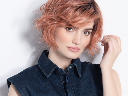 Peluca Cookie Mono Part de Ellen Wille en roseblush rooted, fotografía 04 de la modelo