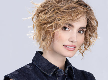 Peluca Cookie Mono Part de Ellen Wille en toffeeblonde rooted, fotografía 01 de la modelo