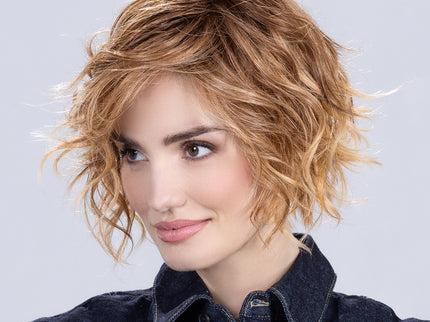 Peluca Cookie Mono Part de Ellen Wille en toffeeblonde rooted, fotografía 02 de la modelo