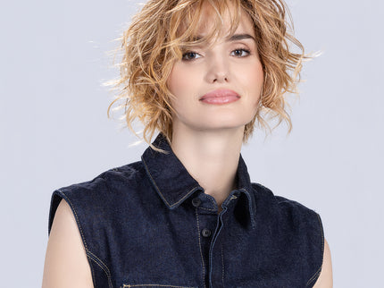 Peluca Cookie Mono Part de Ellen Wille en toffeeblonde rooted, fotografía 03 de la modelo