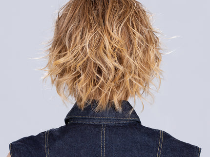 Peluca Cookie Mono Part de Ellen Wille en toffeeblonde rooted, fotografía 04 de la modelo