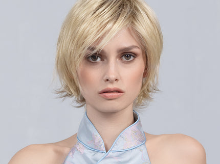 Peluca Easy Mono Part de Ellen Wille en lightchampagne rooted, fotografía 02 de la modelo