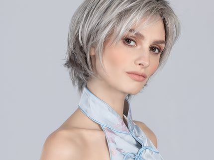 Peluca Easy Mono Part de Ellen Wille en metallic blonde rooted, fotografía 01 de la modelo
