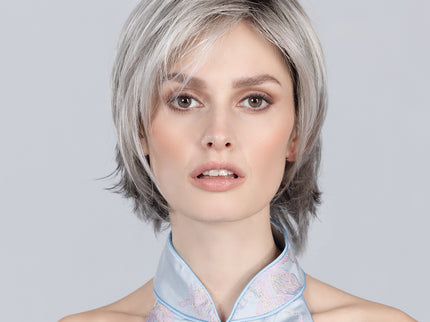 Peluca Easy Mono Part de Ellen Wille en metallic blonde rooted, fotografía 02 de la modelo