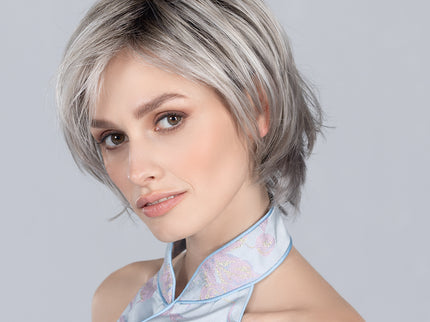 Peluca Easy Mono Part de Ellen Wille en metallic blonde rooted, fotografía 03 de la modelo