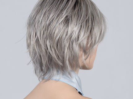 Peluca Easy Mono Part de Ellen Wille en metallic blonde rooted, fotografía 04 de la modelo