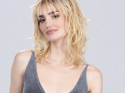 Peluca Energy de Ellen Wille en sahara beige rooted, fotografía 02 de la modelo