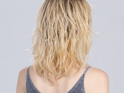 Peluca Energy de Ellen Wille en sahara beige rooted, fotografía 05 de la modelo