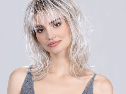 Peluca Energy de Ellen Wille en silverblonde rooted, fotografía 01 de la modelo