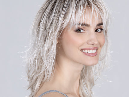 Peluca Energy de Ellen Wille en silverblonde rooted, fotografía 02 de la modelo