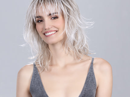 Peluca Energy de Ellen Wille en silverblonde rooted, fotografía 03 de la modelo