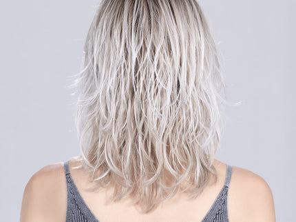 Peluca Energy de Ellen Wille en silverblonde rooted, fotografía 04 de la modelo