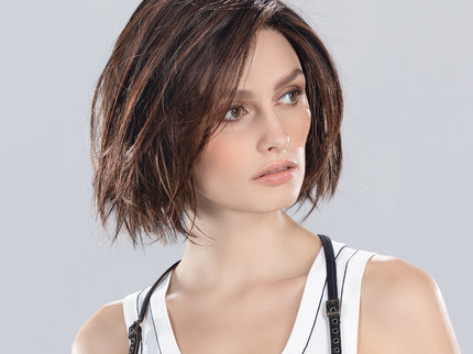 Peluca Ready Mono Part de Ellen Wille en darkauburn rooted, fotografía 01 de la modelo