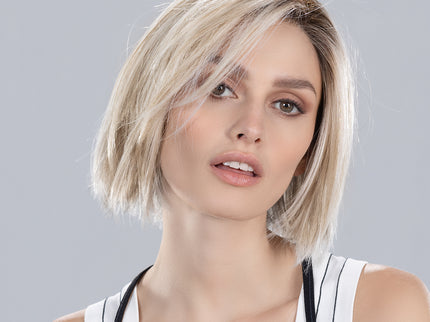 Peluca Ready Mono Part de Ellen Wille en silverblonde rooted, fotografía 02 de la modelo