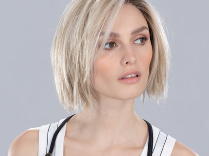 Peluca Ready Mono Part de Ellen Wille en silverblonde rooted, fotografía 03 de la modelo