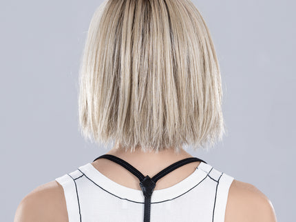 Peluca Ready Mono Part de Ellen Wille en silverblonde rooted, fotografía 05 de la modelo