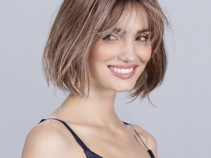 Peluca Vivi Mono Part de Ellen Wille en darksand frosted, fotografía 02 de la modelo