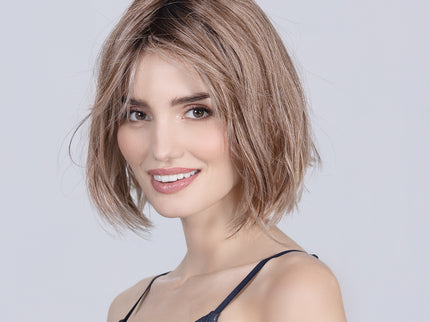 Peluca Vivi Mono Part de Ellen Wille en darksand frosted, fotografía 04 de la modelo