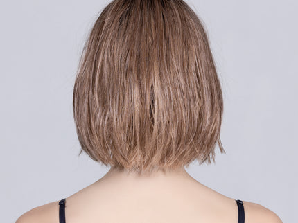Peluca Vivi Mono Part de Ellen Wille en darksand frosted, fotografía 05 de la modelo