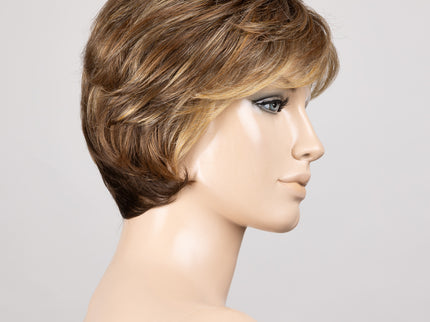 Peluca Posh Deluxe de Ellen Wille, color Bernstein Rooted, vista en maniquí