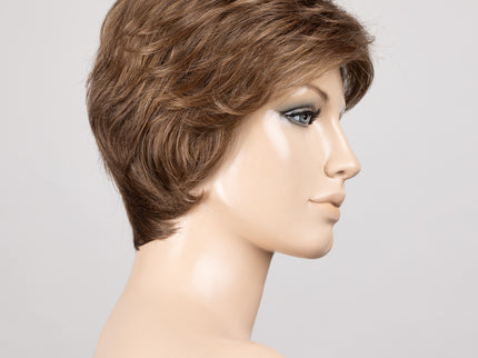 Peluca Posh Deluxe de Ellen Wille, color Mocca Mix, vista en maniquí