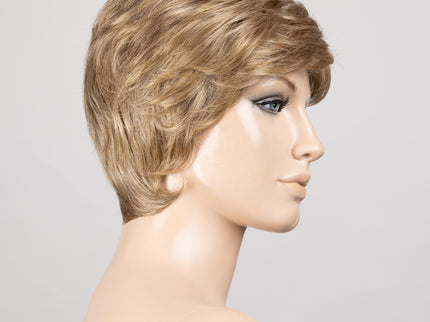 Peluca Posh Deluxe de Ellen Wille, color Sand Mix, vista en maniquí