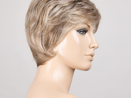 Peluca Posh Deluxe de Ellen Wille, color Sandyblonde Rooted, vista en maniquí