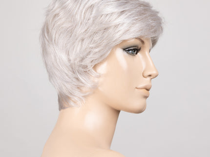 Peluca Posh Deluxe de Ellen Wille, color Silver Mix, vista en maniquí