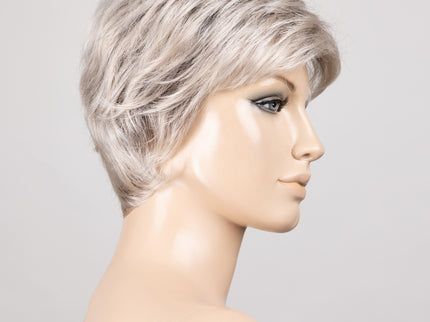 Peluca Posh Deluxe de Ellen Wille, color Silverblonde Rooted, vista en maniquí