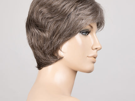 Peluca Posh Deluxe de Ellen Wille, color Smoke Mix, vista en maniquí