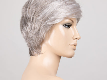 Peluca Posh Deluxe de Ellen Wille, color Snow Mix, vista en maniquí
