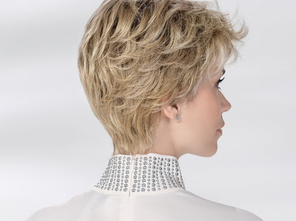Peluca Posh Deluxe de Ellen Wille, color Sandyblonde Rooted, fotografía de modelo