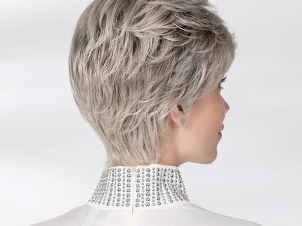 Peluca Posh Deluxe de Ellen Wille, color Silverblonde Rooted, fotografía de modelo