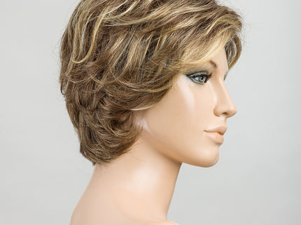Peluca Satin Soft de Ellen Wille, color Bernstein Rooted, vista en maniquí