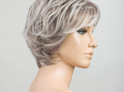 Peluca Satin Soft de Ellen Wille, color Darksnow Rooted, vista en maniquí