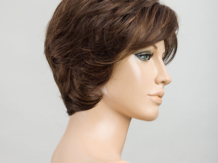 Peluca Satin Soft de Ellen Wille, color Nougat Rooted, vista en maniquí