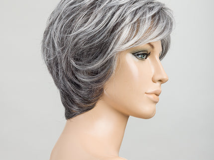 Peluca Satin Soft de Ellen Wille, color Salt Pepper Mix, vista en maniquí