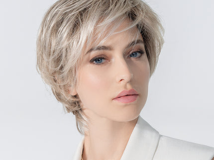 Peluca Satin Soft de Ellen Wille, color Pearlblonde Rooted, fotografía de modelo