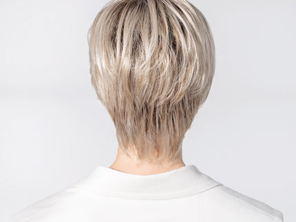 Peluca Satin Soft de Ellen Wille, color Pearlblonde Rooted, fotografía de modelo