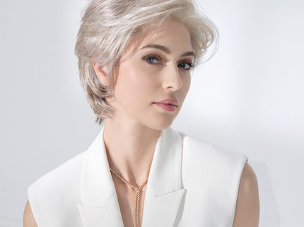 Peluca Satin Soft de Ellen Wille, color Snow Mix, fotografía de modelo