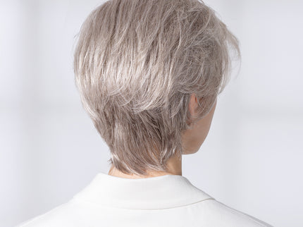 Peluca Satin Soft de Ellen Wille, color Snow Mix, fotografía de modelo