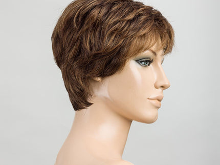 Peluca Spa Soft de Ellen Wille, color Mocca Rooted, vista en maniquí
