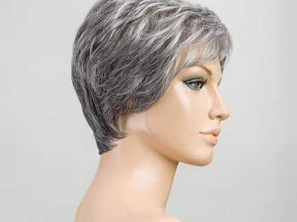 Peluca Spa Soft de Ellen Wille, color Salt Pepper Mix, vista en maniquí