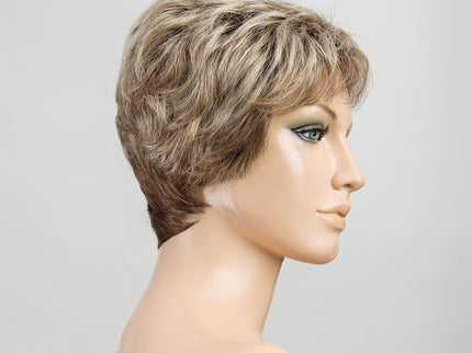 Peluca Spa Soft de Ellen Wille, color Sandmulti Rooted, vista en maniquí