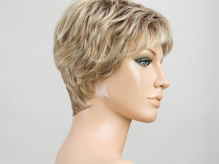 Peluca Spa Soft de Ellen Wille, color Sandyblonde Rooted, vista en maniquí