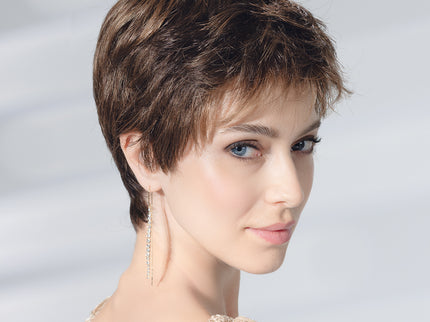 Peluca Spa Soft de Ellen Wille, color Chocolate Rooted, fotografía de modelo