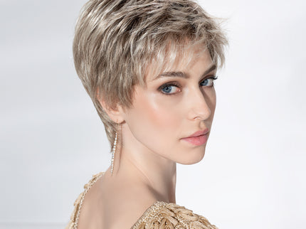 Peluca Spa Soft de Ellen Wille, color Sandyblonde Rooted, fotografía de modelo