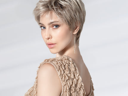 Peluca Spa Soft de Ellen Wille, color Sandyblonde Rooted, fotografía de modelo