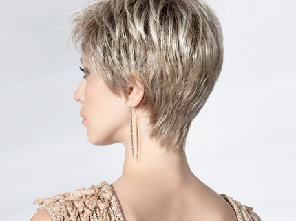 Peluca Spa Soft de Ellen Wille, color Sandyblonde Rooted, fotografía de modelo